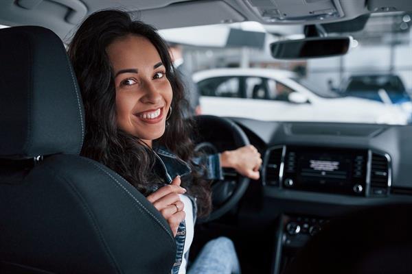 Por que o seguro de carro para mulheres é mais barato?