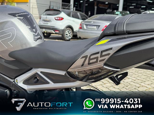 TRIUMPH STREET TRIPLE 765 R 2024