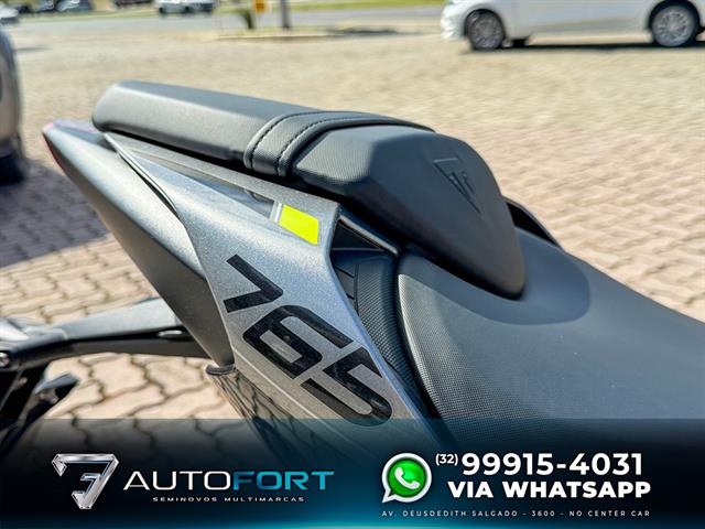 TRIUMPH STREET TRIPLE 765 R 2024