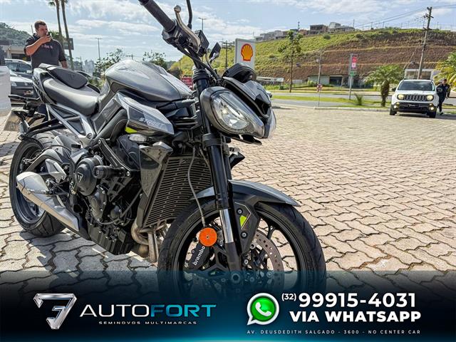 TRIUMPH STREET TRIPLE 765 R 2024