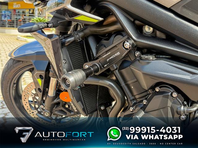TRIUMPH STREET TRIPLE 765 R 2024